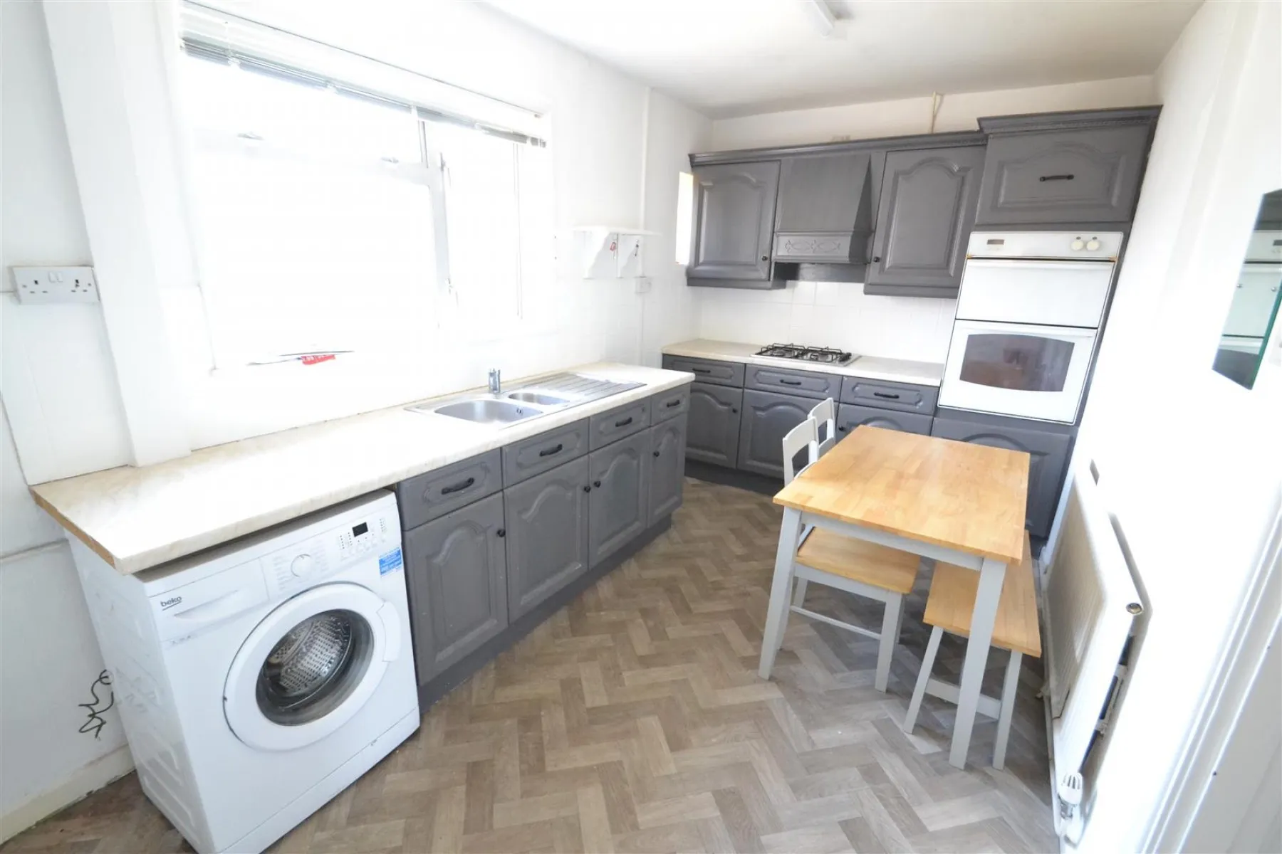 SEMI | BASIC UPDATING | BS4, 3 bedroom, House - Semi-Detached - 33920243