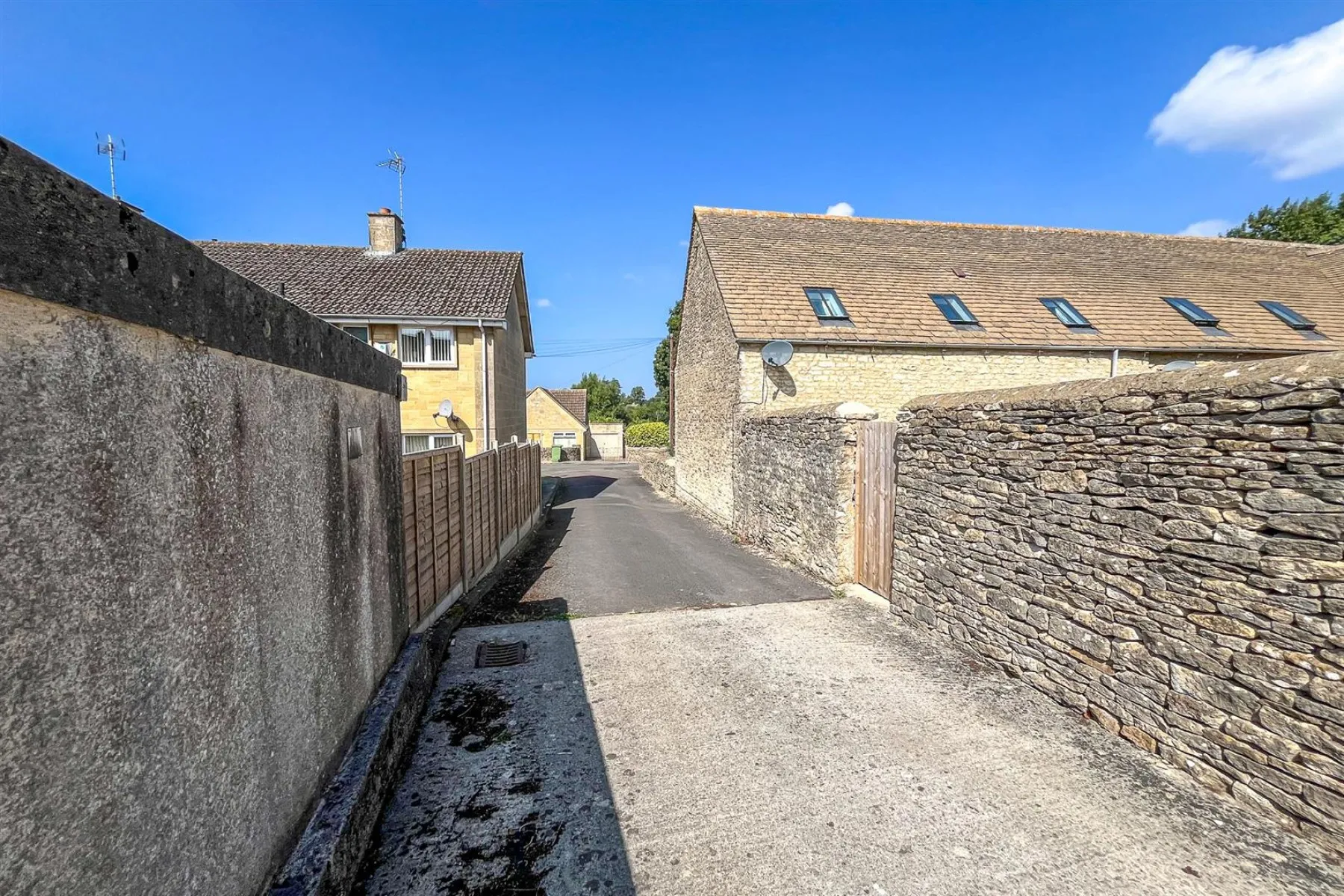 19 GARAGES | LARGE PLOT | CIRENCESTER, Garage - 34068660
