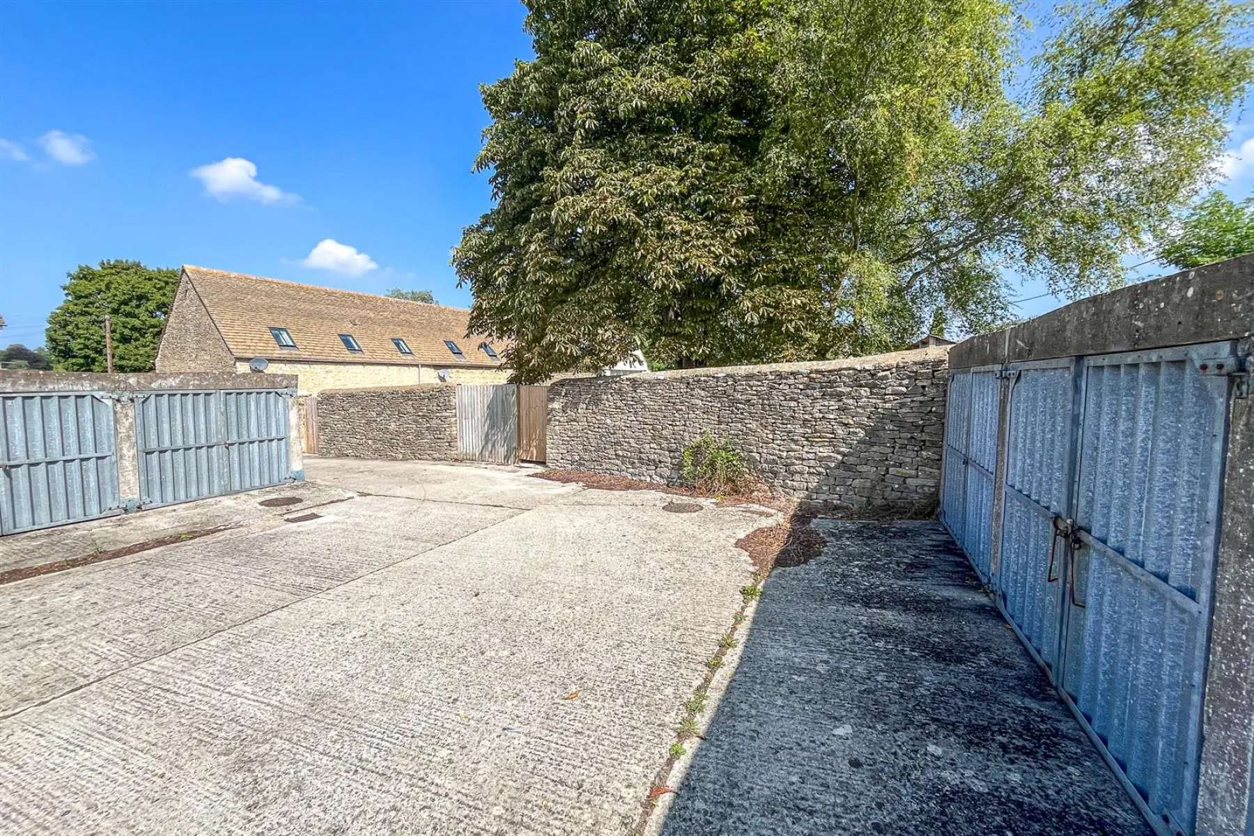19 GARAGES | LARGE PLOT | CIRENCESTER, Land - Building Plot - 34068668
