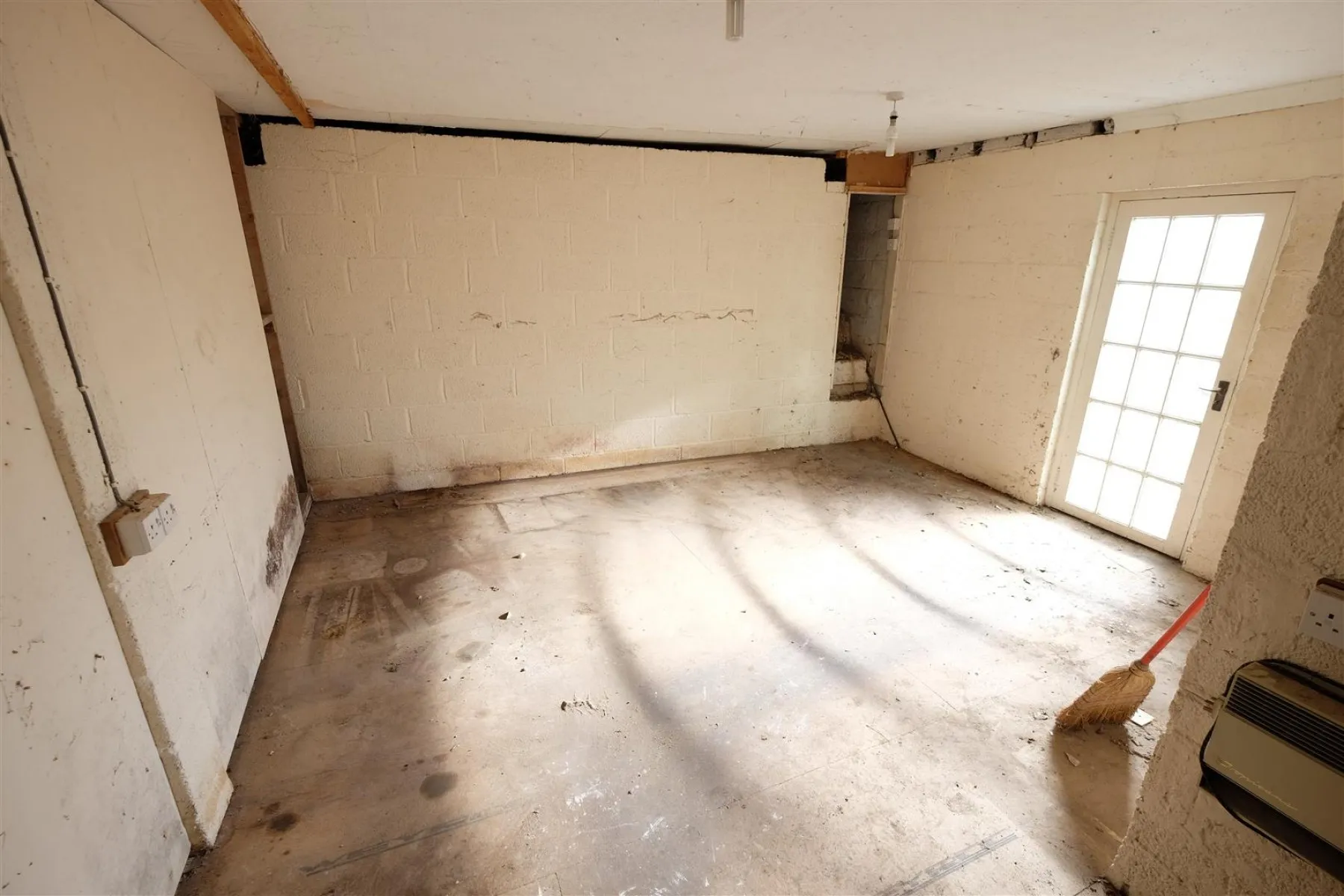 WRINGTON TOWNHOUSE - HUGE POTENTIAL, 4 bedroom, House - Detached - 27664243