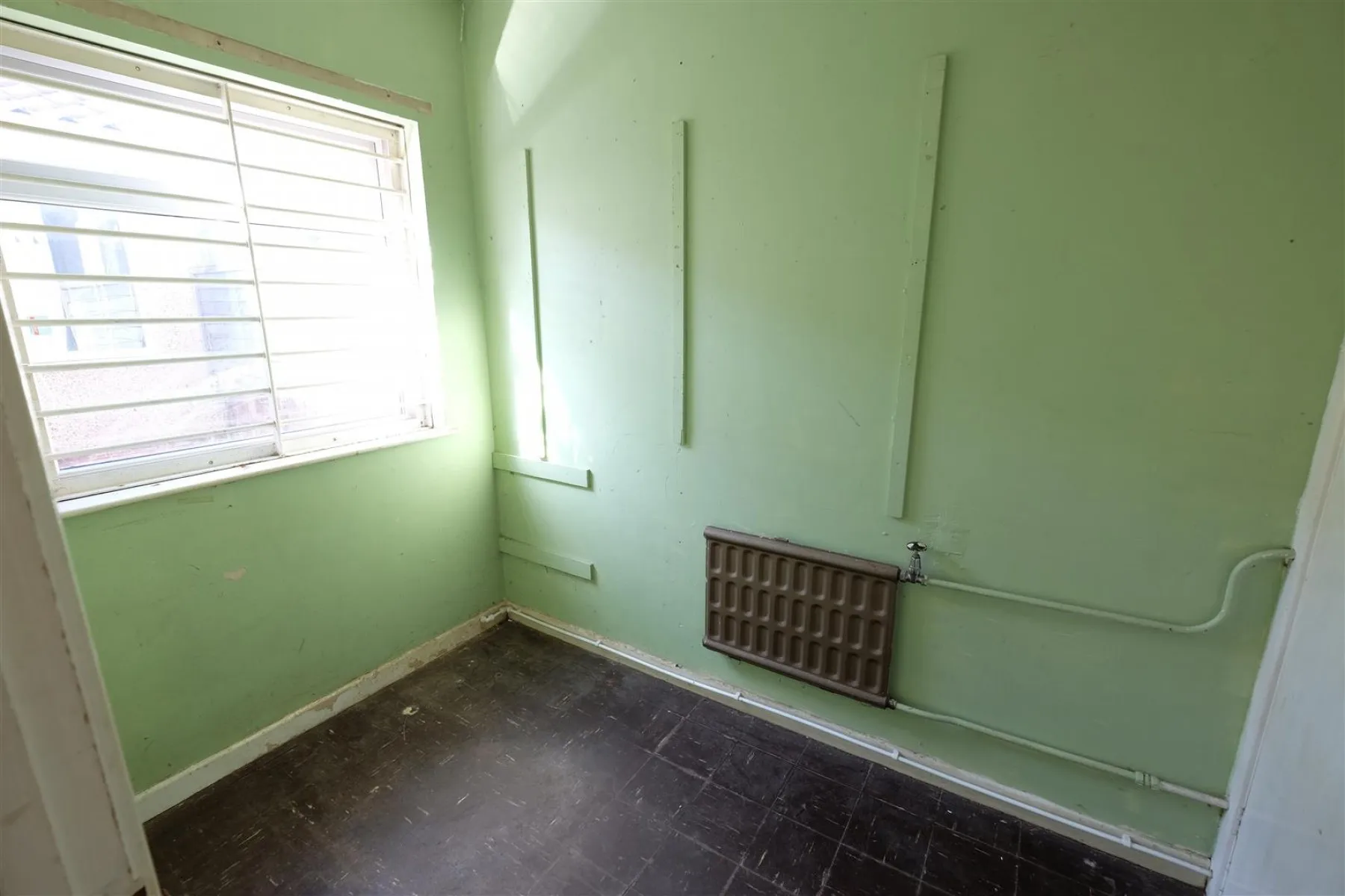 RETAIL UNIT + FLAT + GARAGES, 2 bedroom, Commercial - 27931760