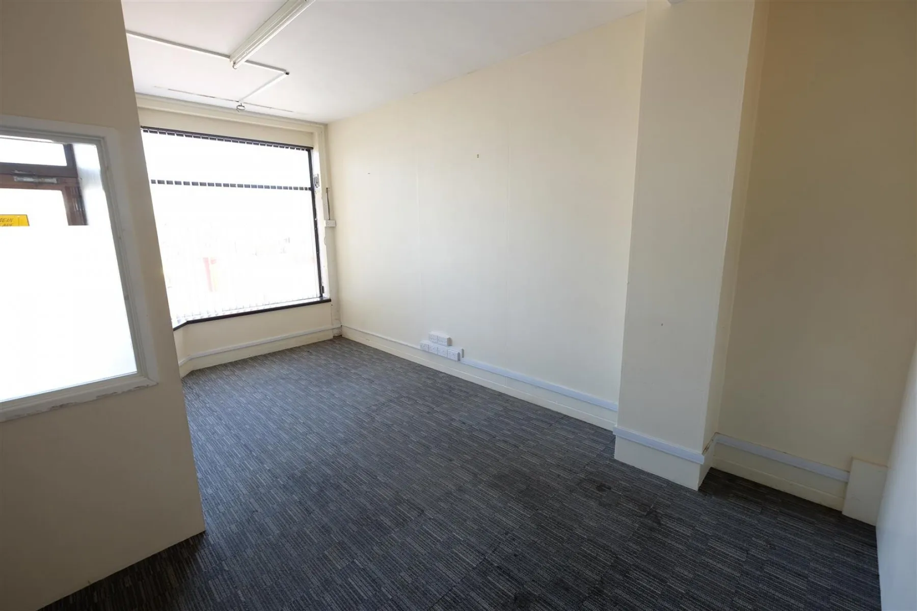 RETAIL UNIT + FLAT + GARAGES, 2 bedroom, Commercial - 27931760