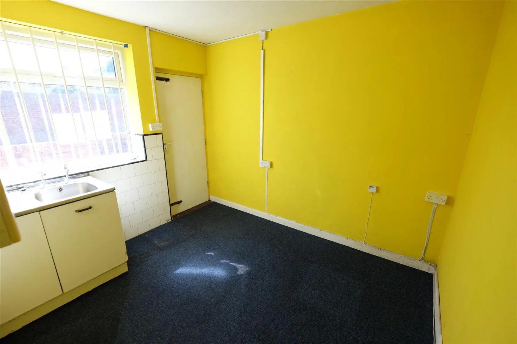 RETAIL UNIT + FLAT + GARAGES, 2 bedroom, Commercial - 27931760
