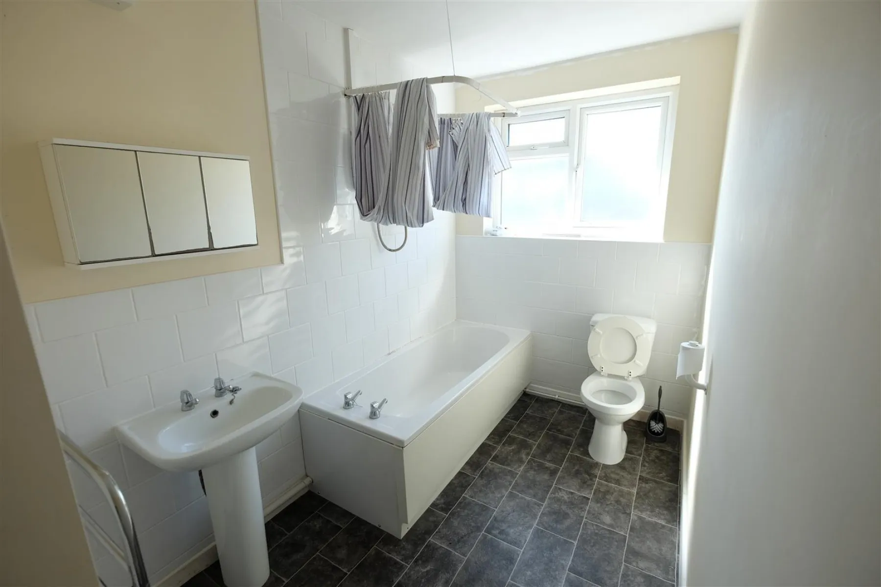 RETAIL UNIT + FLAT + GARAGES, 2 bedroom, Commercial - 27931760
