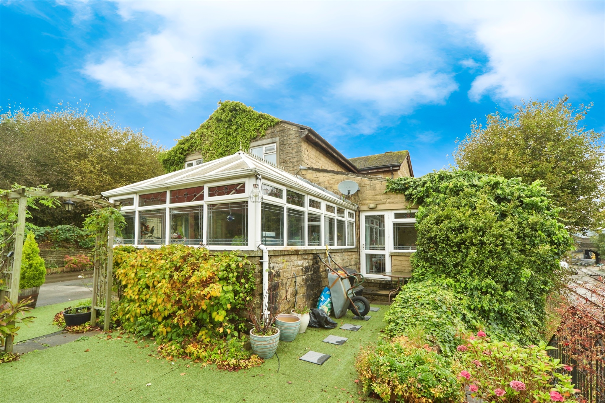 6 bed Detached