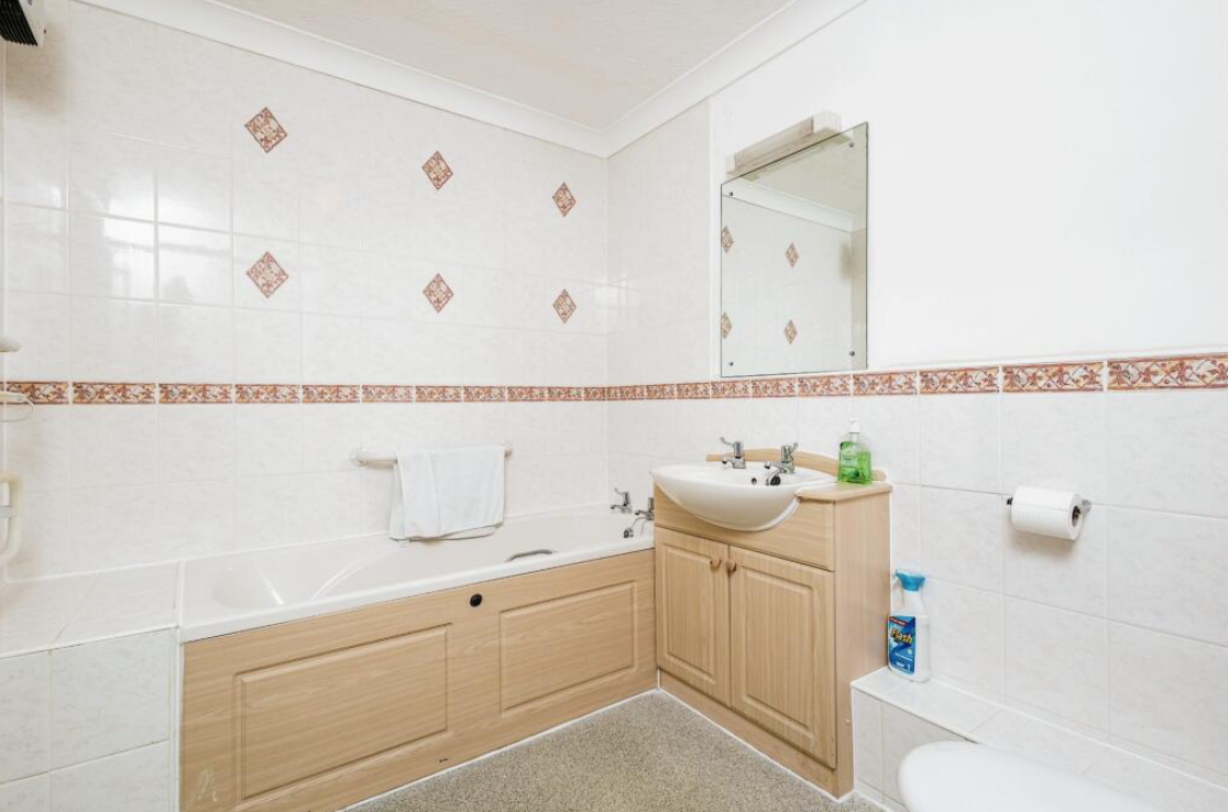 1 bed Ground Flat