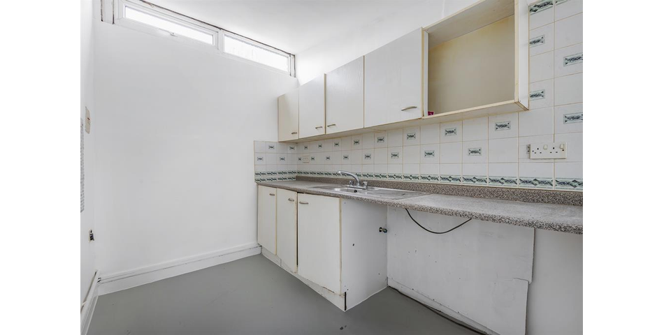 TWO BEDROOM FIRST FLOOR APARTMENT IN NEED OF REFURBISHMENT