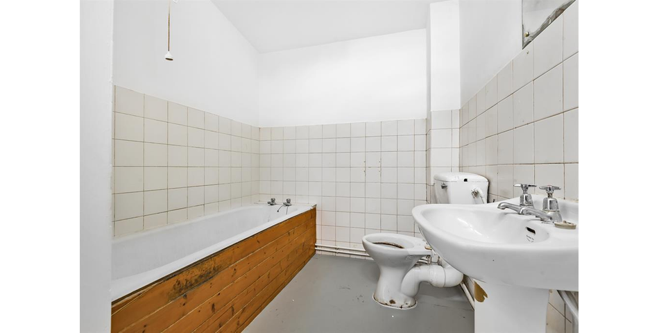 TWO BEDROOM FIRST FLOOR APARTMENT IN NEED OF REFURBISHMENT
