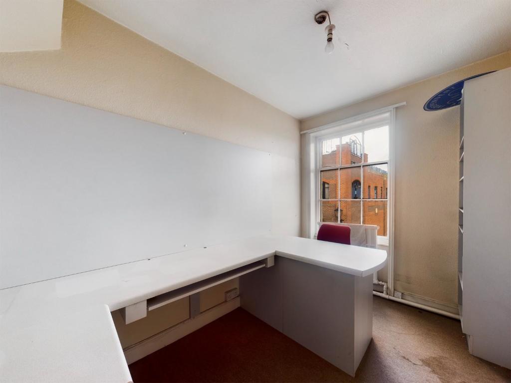 5 bed Commercial Property