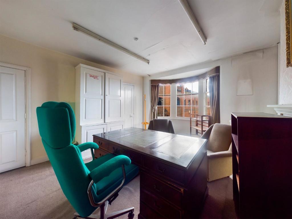 5 bed Commercial Property