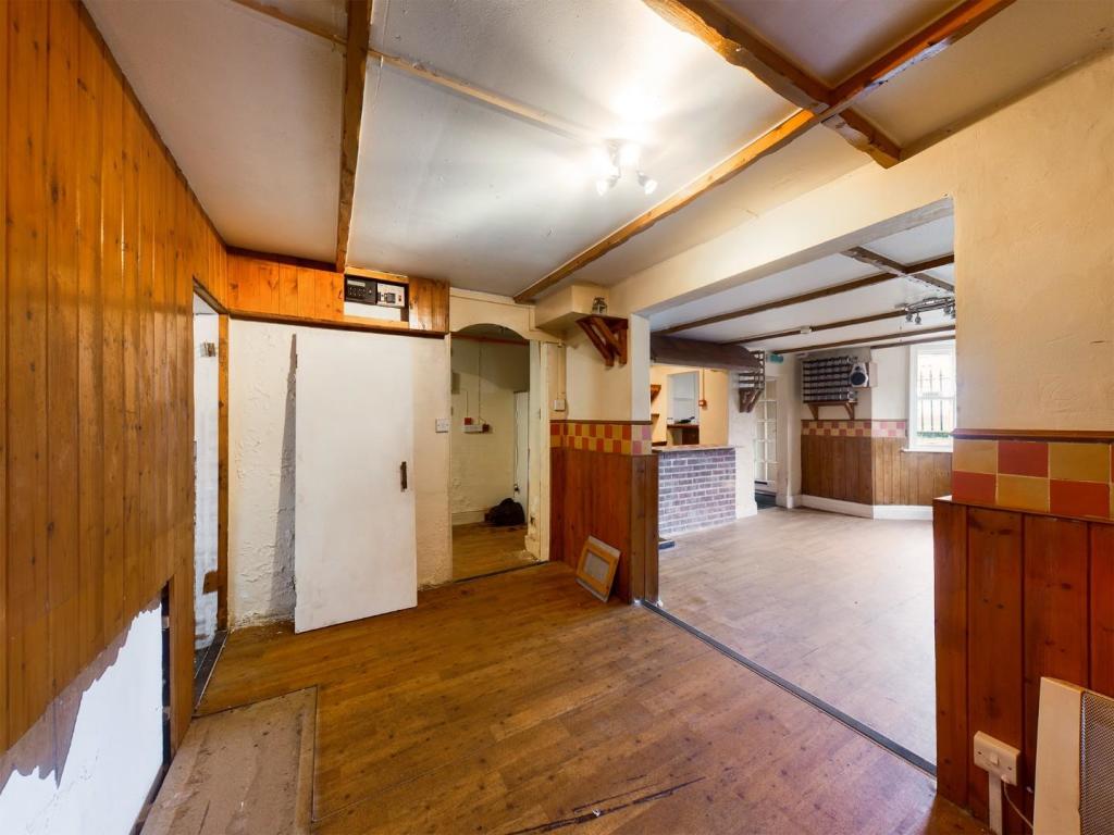5 bed Commercial Property
