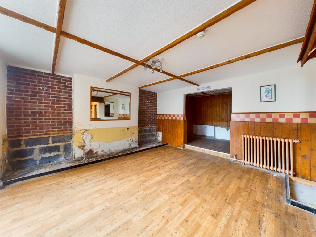 5 bed Commercial Property