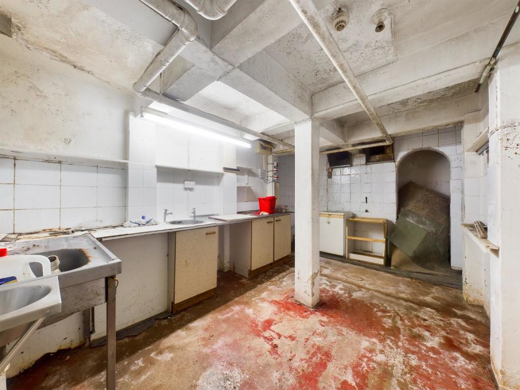 5 bed Commercial Property