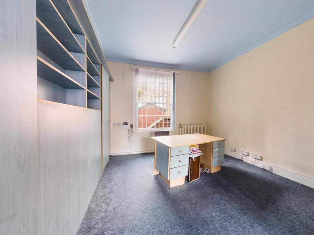 5 bed Commercial Property