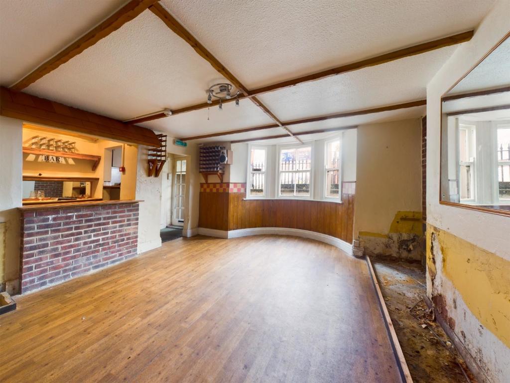 5 bed Commercial Property