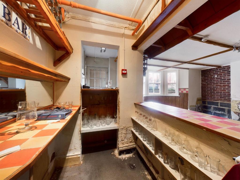 5 bed Commercial Property