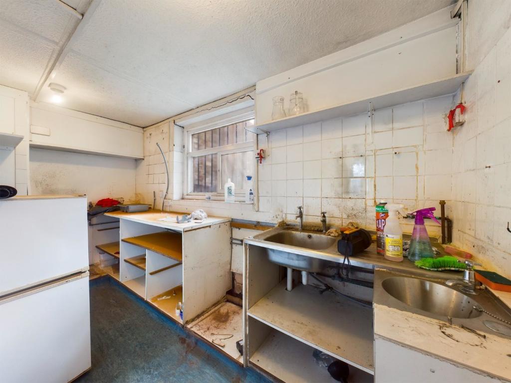 5 bed Commercial Property