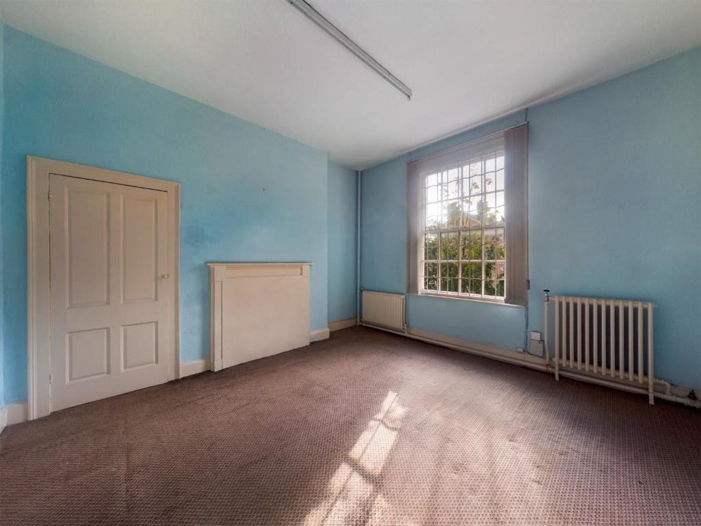 5 bed Commercial Property