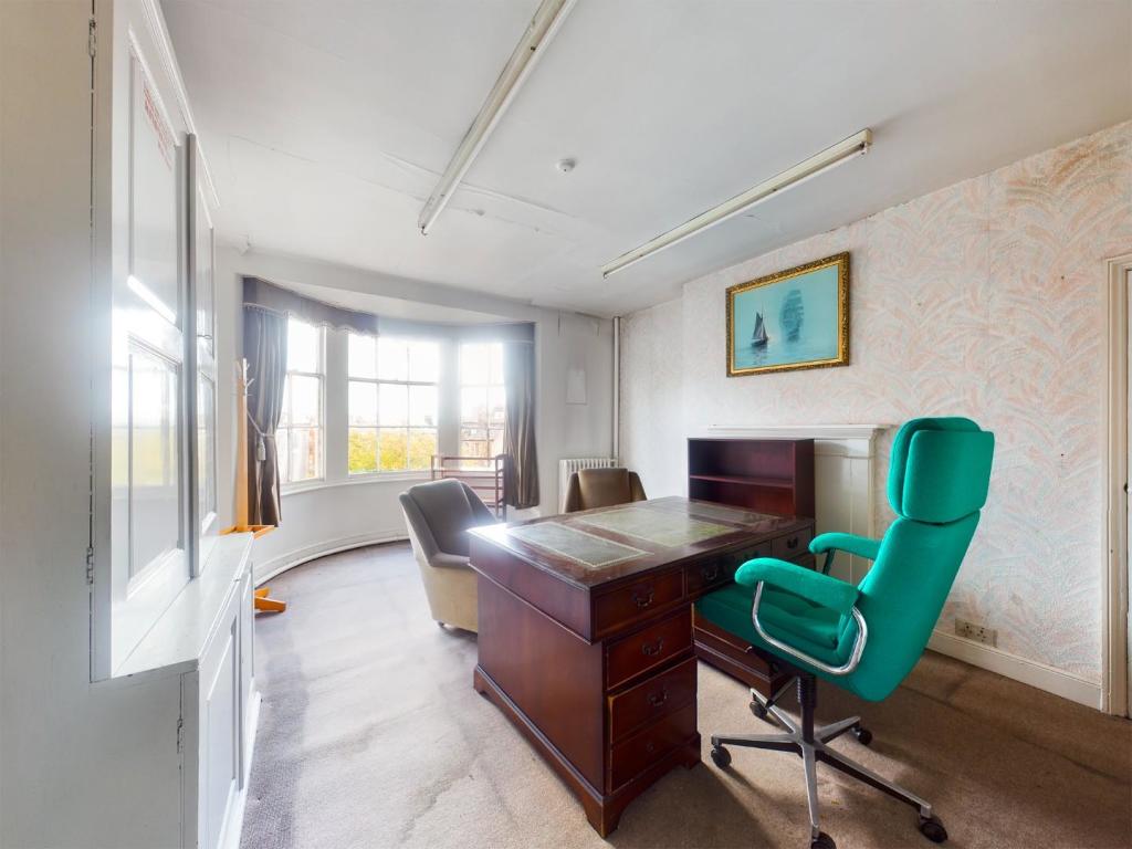 5 bed Commercial Property