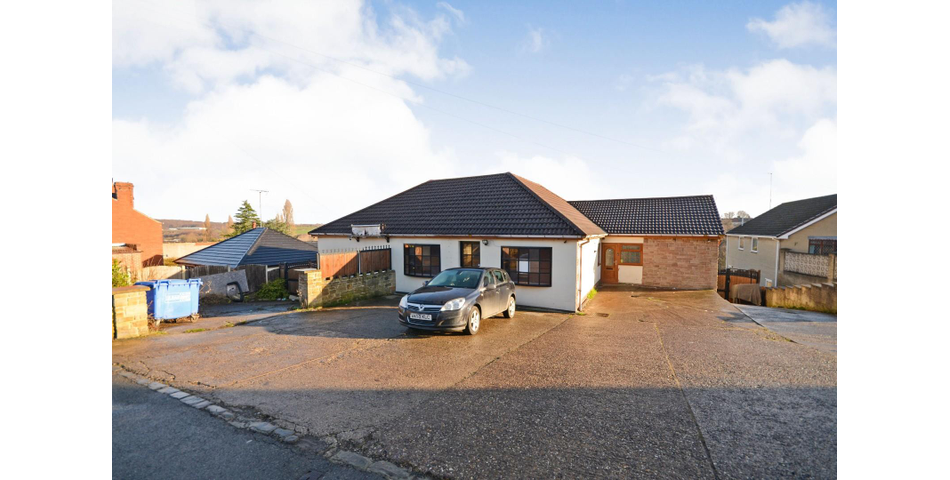 4 BEDROOM PROPERTY WITH SHOP AND ACRE OF LAND