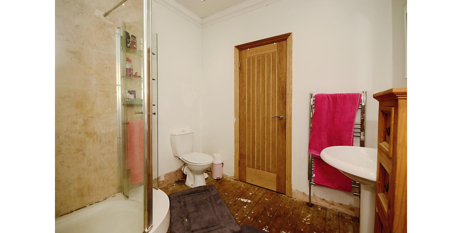 4 BEDROOM PROPERTY WITH SHOP AND ACRE OF LAND