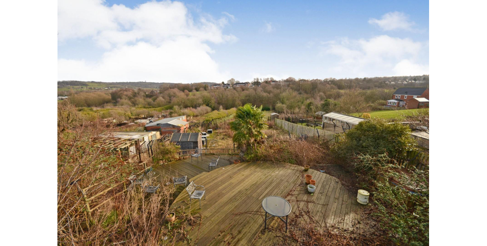 4 BEDROOM PROPERTY WITH SHOP AND ACRE OF LAND