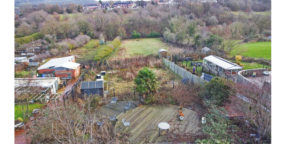 4 BEDROOM PROPERTY WITH SHOP AND ACRE OF LAND