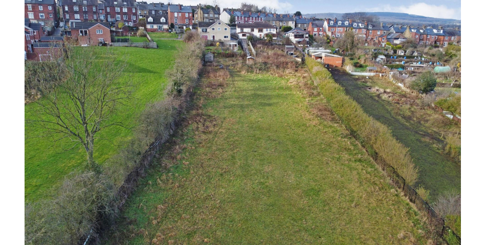 4 BEDROOM PROPERTY WITH SHOP AND ACRE OF LAND