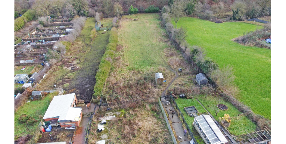 4 BEDROOM PROPERTY WITH SHOP AND ACRE OF LAND