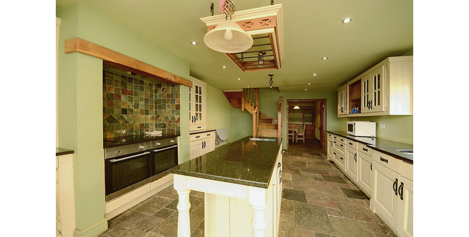 4 BEDROOM PROPERTY WITH SHOP AND ACRE OF LAND