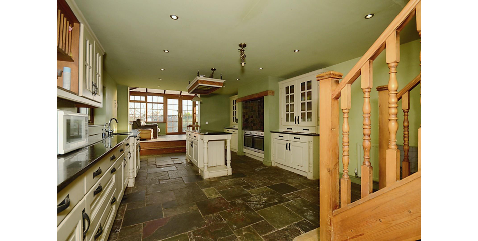 4 BEDROOM PROPERTY WITH SHOP AND ACRE OF LAND
