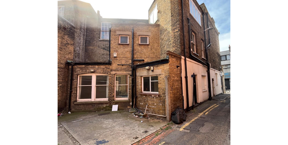 FOUR BEDROOM GRADE II LISTED BUILDING - INVESTMENT OPPORTUNITY