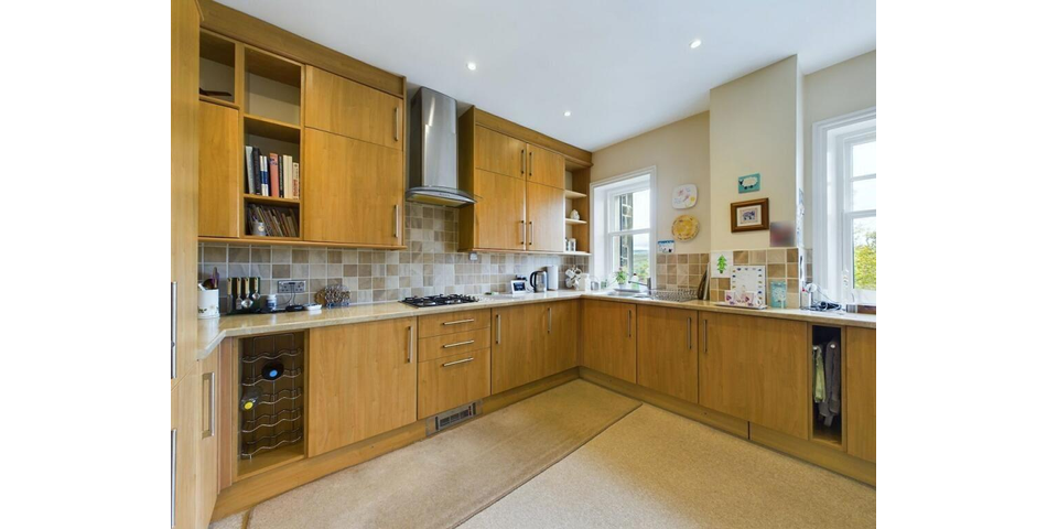 TWO BEDROOM GROUND FLOOR APARTMENT & GARAGE