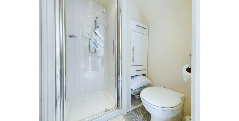 TWO BEDROOM GROUND FLOOR APARTMENT & GARAGE