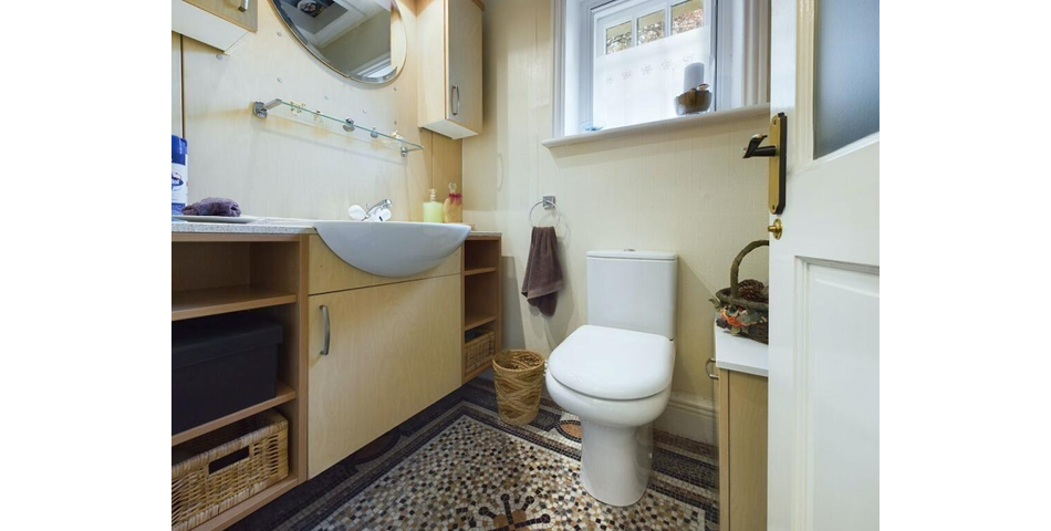 TWO BEDROOM GROUND FLOOR APARTMENT & GARAGE