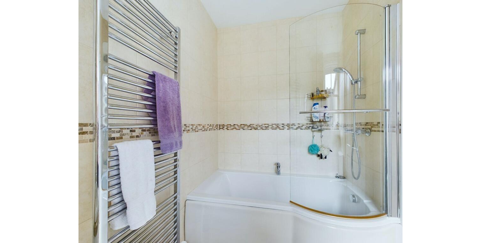 TWO BEDROOM GROUND FLOOR APARTMENT & GARAGE