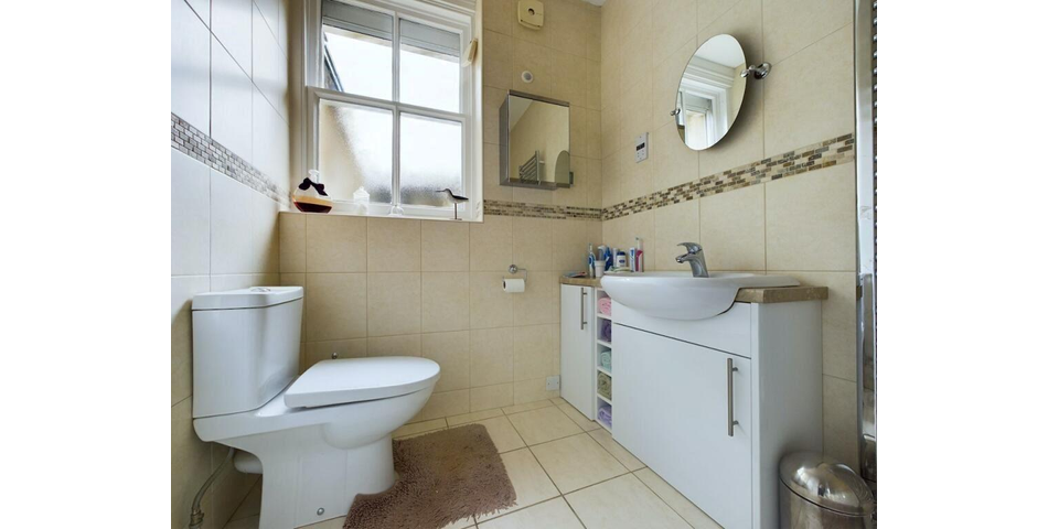 TWO BEDROOM GROUND FLOOR APARTMENT & GARAGE