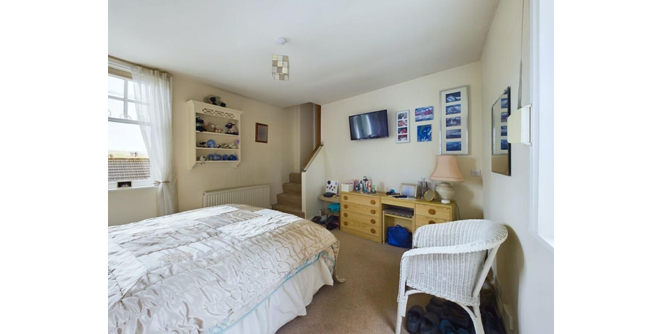 TWO BEDROOM GROUND FLOOR APARTMENT & GARAGE