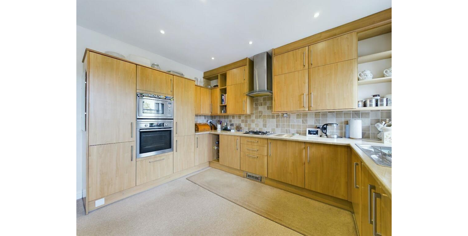 TWO BEDROOM GROUND FLOOR APARTMENT & GARAGE