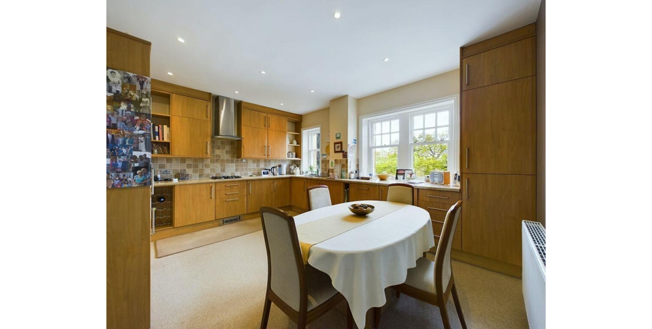 TWO BEDROOM GROUND FLOOR APARTMENT & GARAGE
