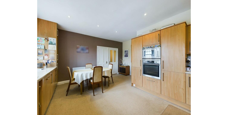 TWO BEDROOM GROUND FLOOR APARTMENT & GARAGE