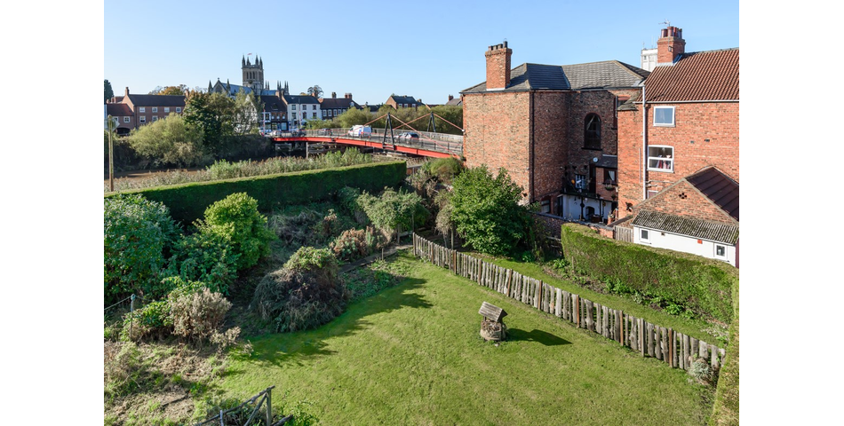 6 BEDROOM PROPERTY IN NEED OF RENOVATION