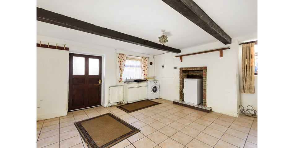 6 BEDROOM PROPERTY IN NEED OF RENOVATION