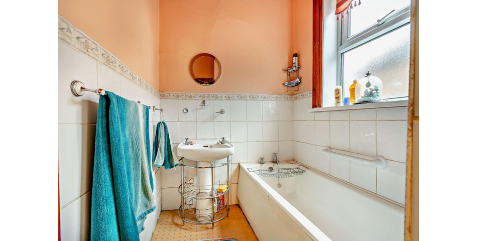 THREE BEDROOM TERRACED PROPERTY WITH GARAGE