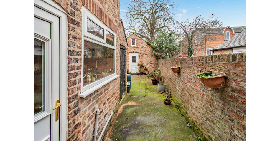 THREE BEDROOM TERRACED PROPERTY WITH GARAGE