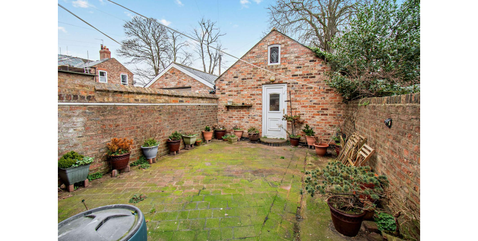 THREE BEDROOM TERRACED PROPERTY WITH GARAGE