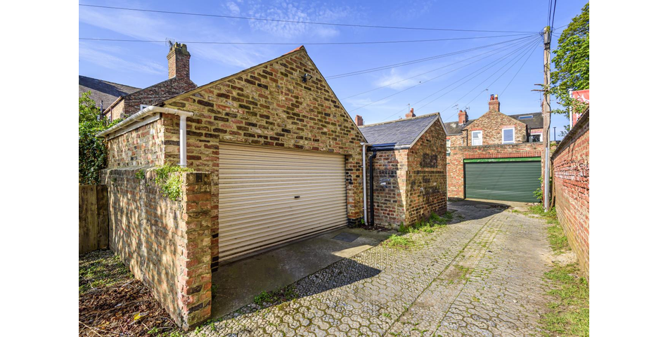 THREE BEDROOM TERRACED PROPERTY WITH GARAGE