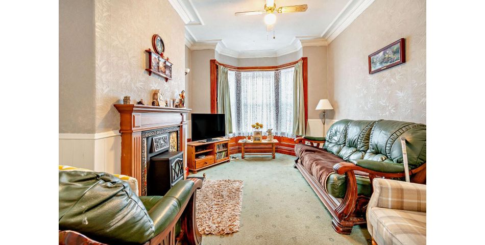 THREE BEDROOM TERRACED PROPERTY WITH GARAGE
