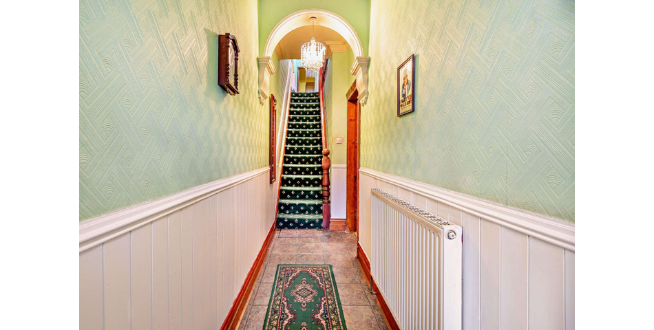 THREE BEDROOM TERRACED PROPERTY WITH GARAGE