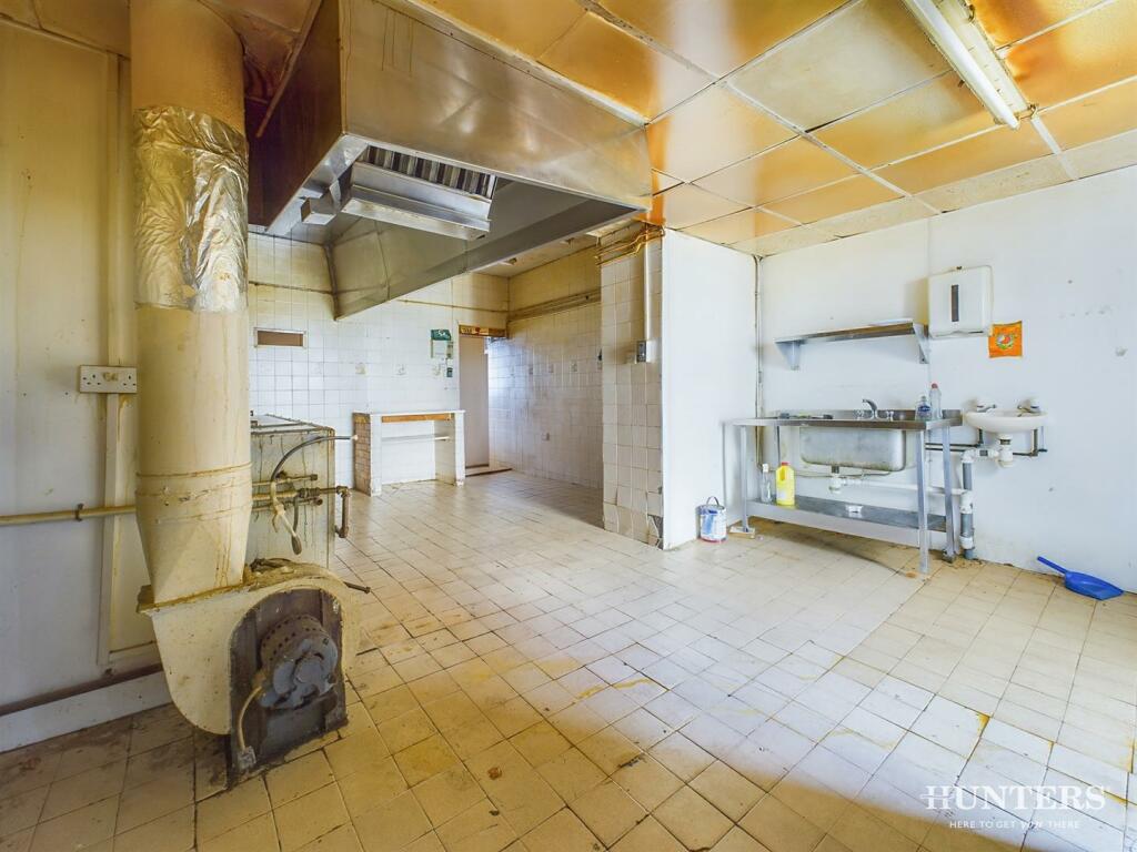 4 bed Commercial Property